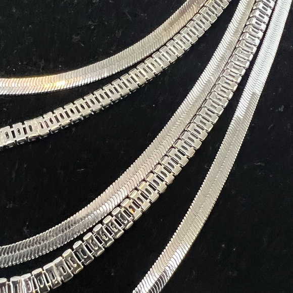 Glamorous Necklace and Earrings set. - Picture 8 of 9